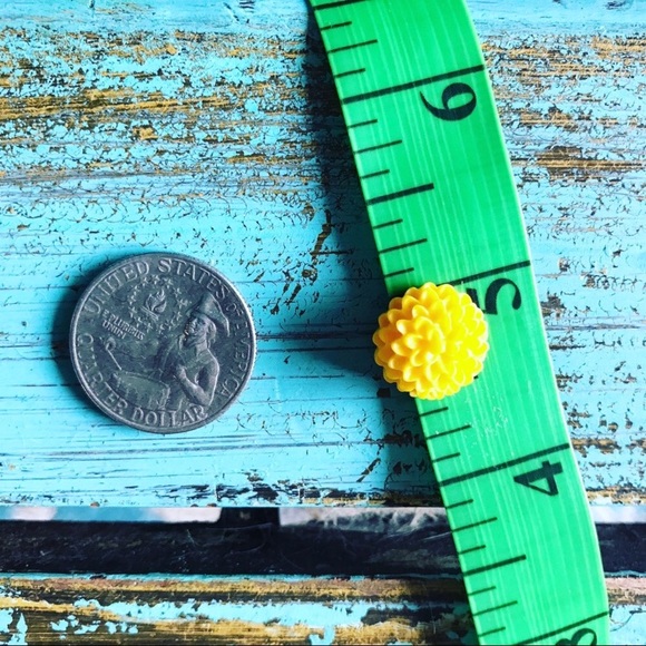 Spring summer flower mum earrings, purple earrings - Picture 3 of 3